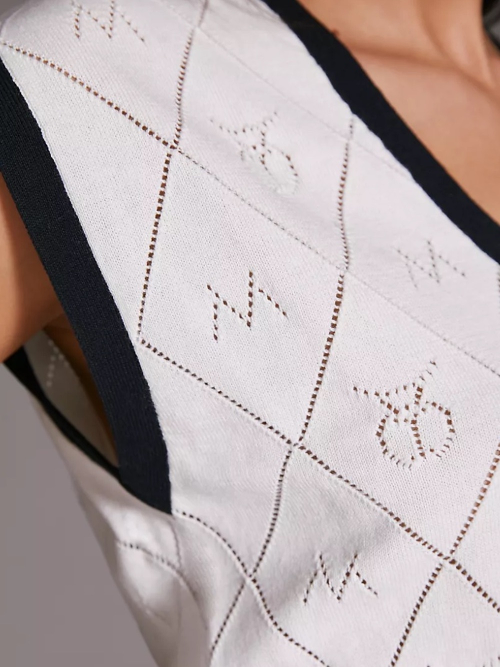 MAEVE Anthropologie
Women's V-neck Pullover Vest
White/Navy Blue Trim Size L - Picture 7 of 16